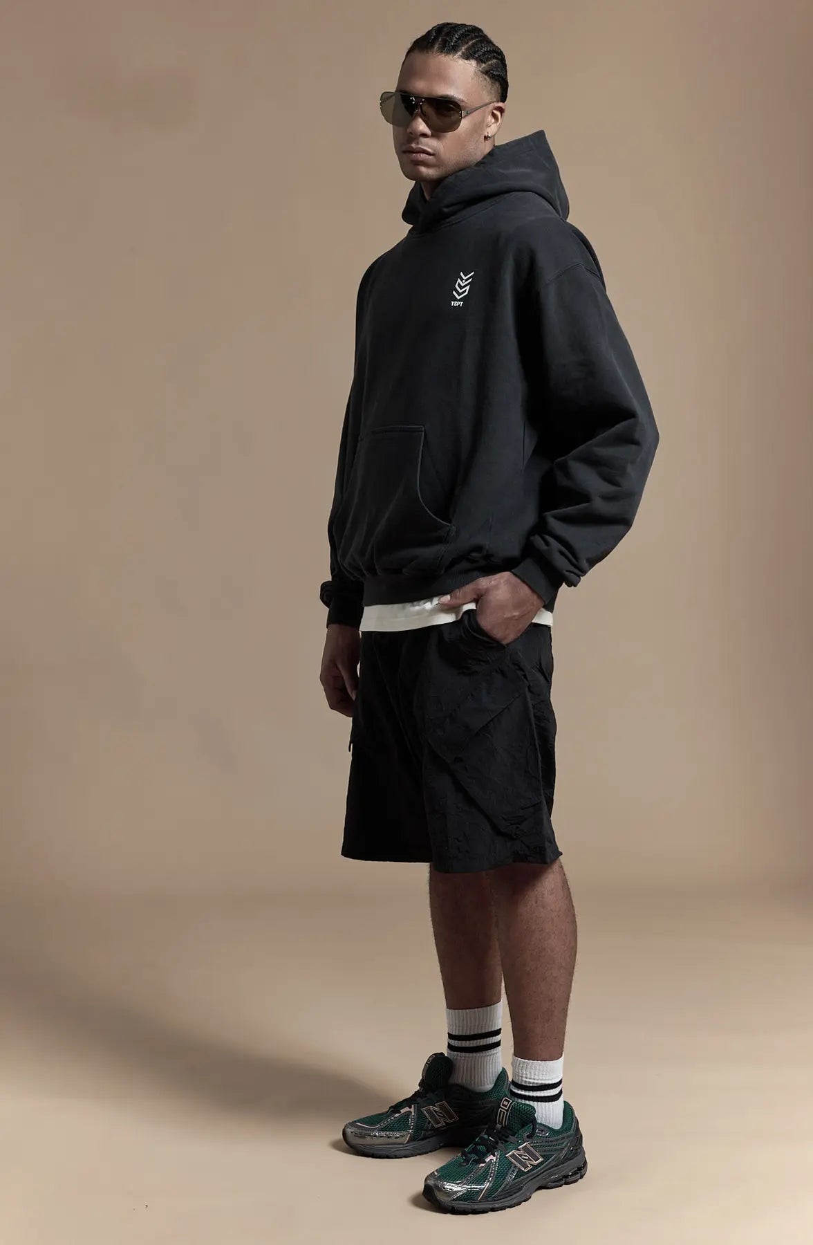 Hoodie Trendfarbe 2025 in zeitloser Farbe Schwarz | YSPT Studio