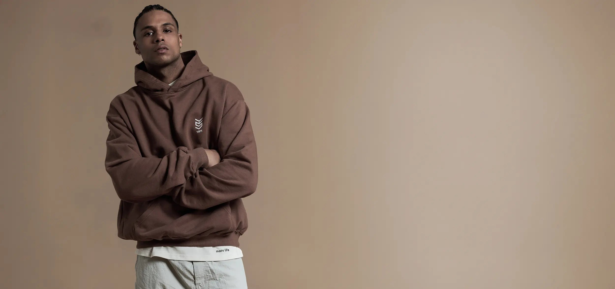 Hoodie in Trendfarbe Mocha Mouse - brauner warmer Ton | YSPT Studio